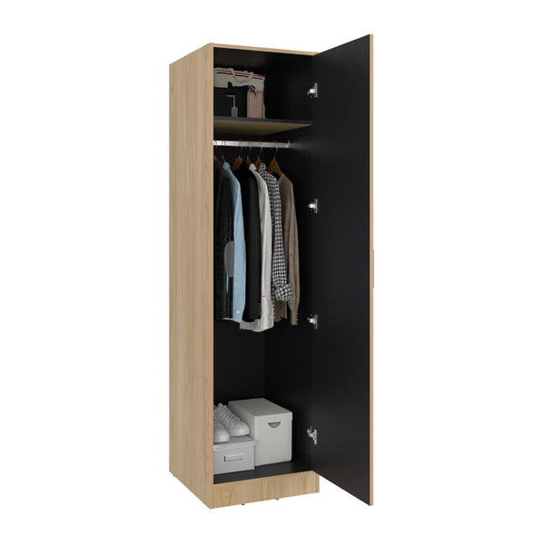 Closet Cley, Fresno Europeo y Wengue, con un tubo de acero cromado para colgar ropa